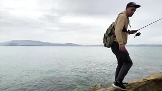 Дальян, Турция - рыбалка на Эгейском море у береговой кромки