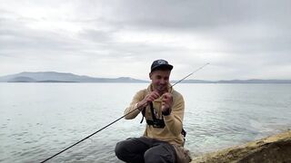 Дальян, Турция - рыбалка на Эгейском море у береговой кромки