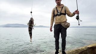 Дальян, Турция - рыбалка на Эгейском море у береговой кромки