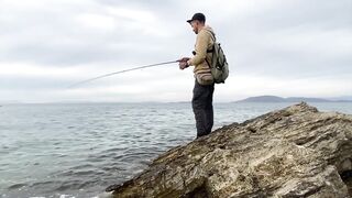 Дальян, Турция - рыбалка на Эгейском море у береговой кромки