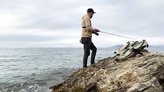 Дальян, Турция - рыбалка на Эгейском море у береговой кромки