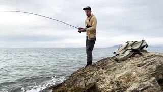 Дальян, Турция - рыбалка на Эгейском море у береговой кромки