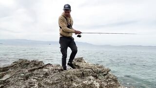 Дальян, Турция - рыбалка на Эгейском море у береговой кромки