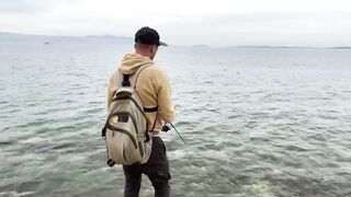 Дальян, Турция - рыбалка на Эгейском море у береговой кромки