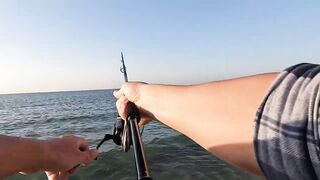 Рас-эль-Хайма, ОАЭ сарган на спиннинг у пирсов