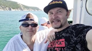 Голубая бухта. Морская рыбалка с катера у берега.