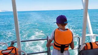 Голубая бухта. Морская рыбалка с катера у берега.