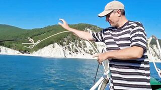 Голубая бухта. Морская рыбалка с катера у берега.