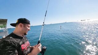 Голубая бухта. Морская рыбалка с катера у берега.