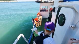 Голубая бухта. Морская рыбалка с катера у берега.