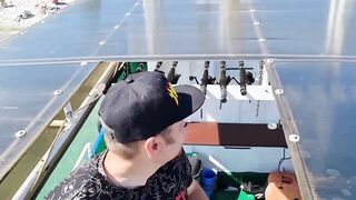 Голубая бухта. Морская рыбалка с катера у берега.