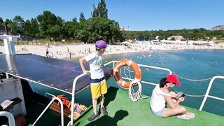 Голубая бухта. Морская рыбалка с катера у берега.