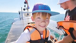 Голубая бухта. Морская рыбалка с катера у берега.