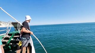 Голубая бухта. Морская рыбалка с катера у берега.