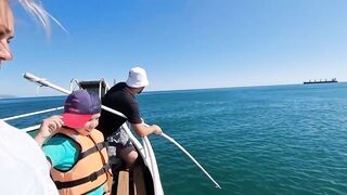 Голубая бухта. Морская рыбалка с катера у берега.