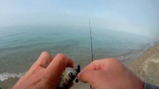 Лдзаа, Абхазия. Утренняя рыбалка рокфишинг у берега.