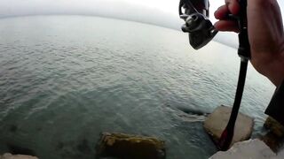 Лдзаа, Абхазия. Утренняя рыбалка рокфишинг у берега.