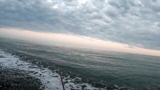 Пицунда: рыбалка с берега на закате летом 2025