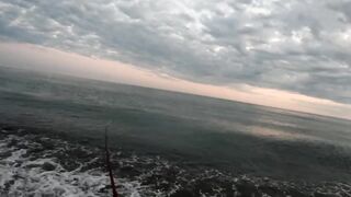 Пицунда: рыбалка с берега на закате летом 2025