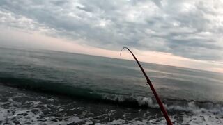 Пицунда: рыбалка с берега на закате летом 2025