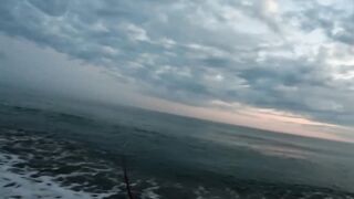 Пицунда: рыбалка с берега на закате летом 2025