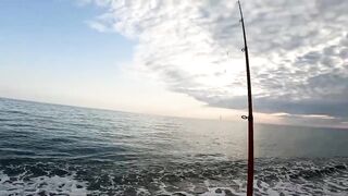 Пицунда: рыбалка с берега на закате летом 2025