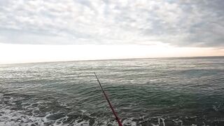 Пицунда: рыбалка с берега на закате летом 2025