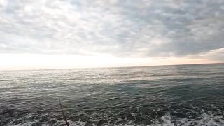 Пицунда: рыбалка с берега на закате летом 2025