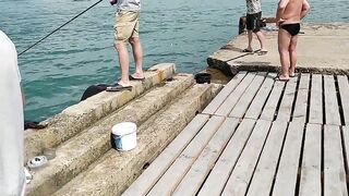 Кабардинка ловля на морского червя у берега