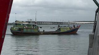 Benoa Harbour Бали туна на причале кто как ловит и когда идёт ход