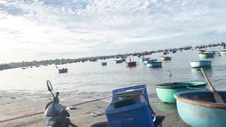 Рыбацкая деревня Mui Ne Phan Thiet улов на причале и запах моря