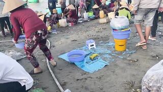 Рыбацкая деревня Mui Ne Phan Thiet улов на причале и запах моря