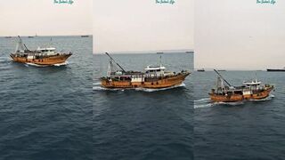 Suez, Egypt: рыбацкая лодка в канале как ловят на сильном течении