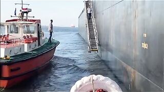 Suez Canal — смена экипажа и рыбалка на течении что по снастям?