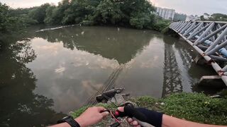 Tarpon на Bulan морская рыбалка в Kota Kinabalu ночью под светом мостков