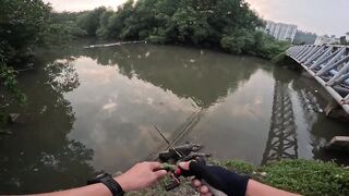 Tarpon на Bulan морская рыбалка в Kota Kinabalu ночью под светом мостков