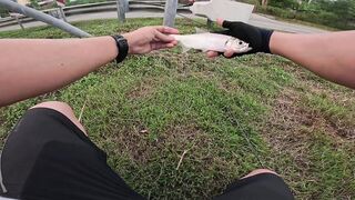 Tarpon на Bulan морская рыбалка в Kota Kinabalu ночью под светом мостков