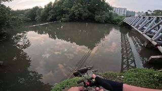 Tarpon на Bulan морская рыбалка в Kota Kinabalu ночью под светом мостков