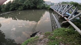 Tarpon на Bulan морская рыбалка в Kota Kinabalu ночью под светом мостков