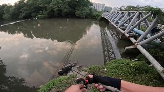 Tarpon на Bulan морская рыбалка в Kota Kinabalu ночью под светом мостков