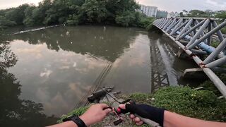 Tarpon на Bulan морская рыбалка в Kota Kinabalu ночью под светом мостков