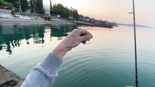 Утренняя рыбалка в Новом Афоне лёгкий микроджиг на чистой воде