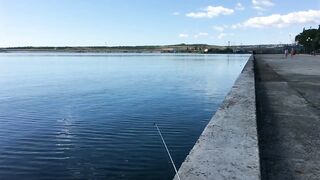 Набережная Керчи морская рыбалка в Керчи на вечерней струе