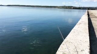 Набережная Керчи морская рыбалка в Керчи на вечерней струе