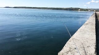 Набережная Керчи морская рыбалка в Керчи на вечерней струе