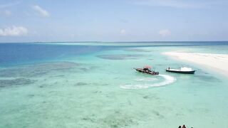 Naifaru Dhooni Ayya и лодки дхони у пирса где ловят по утрам?