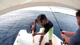 Gan Addu морская рыбалка в Адду на троллинг и спор рыбака с ветром