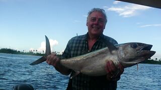 Gan Addu морская рыбалка в Адду на троллинг и спор рыбака с ветром