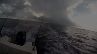 Gan Addu морская рыбалка в Адду на троллинг и спор рыбака с ветром