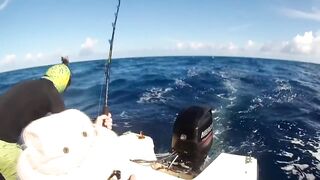 Gan Addu морская рыбалка в Адду на троллинг и спор рыбака с ветром